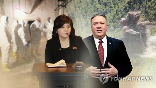 지난해 5월 방북 당시 왕이와 리용호. 연합뉴스 자료사진.